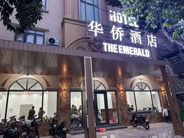 Khách sạn The Emerald Gold được nhóm 83 người Trung Quốc thuê trọn để tập kết nhân sự và thiết bị phục vụ hoạt động lừa đảo trực tuyến.