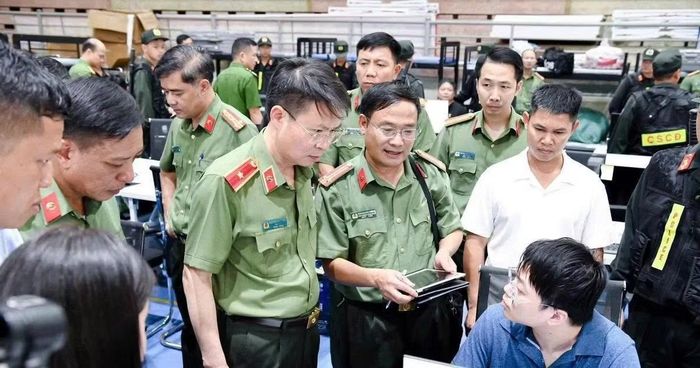 Thiếu tướng Nguyễn Minh Tuấn, giám đốc công an tỉnh Phú Thọ trực tiếp chỉ đạo lấy lời khai những người trong đường dây lừa đảo xuyên quốc gia