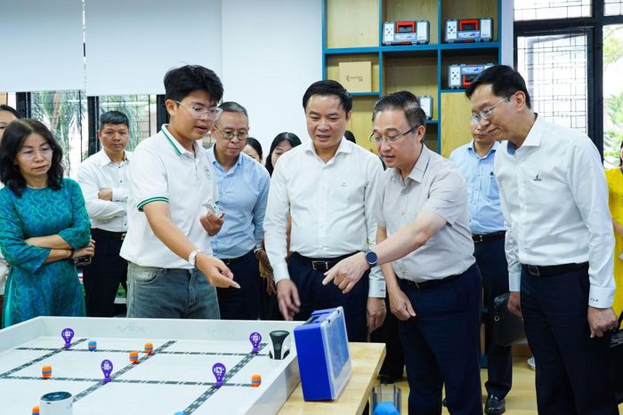  Lãnh đạo PETROVIETNAM, lãnh đạo TP Hồ Chí Minh nghe học sinh Trường THPT Châu Thành, TP Hồ Chí Minh giới thiệu về hoạt động tại phòng STEM. 