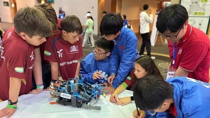  Học sinh Việt Nam tự tin giao lưu, trao đổi kinh nghiệm về thiết kế, lập trình robot với bạn bè quốc tế. 