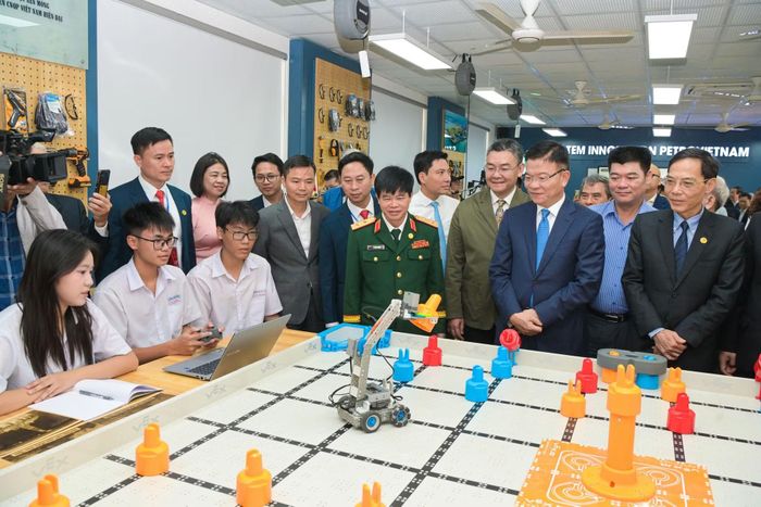  Lãnh đạo Chính phủ, lãnh đạo PETROVIETNAM tại phòng STEM Trường THPT Hàm Rồng, Thanh Hóa. 