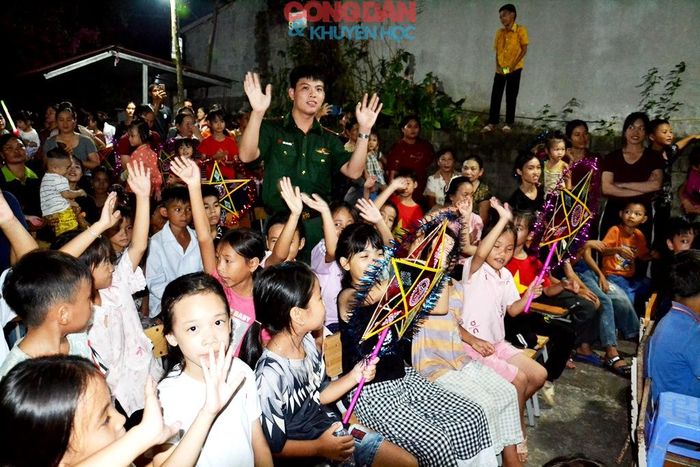 Vui cùng các chú Bộ đội Biên phòng. Ảnh: Quốc Hồng