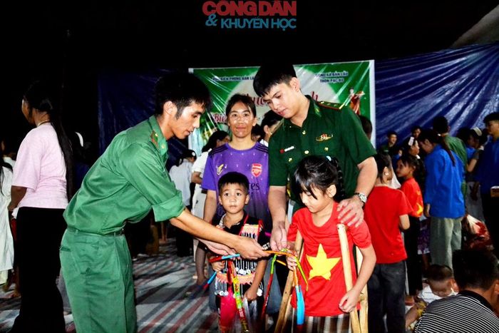Cháu bé bị đau chân được mẹ đưa đến "Đêm hội trăng rằm" vui cùng các bạn. Ảnh: Quốc Hồng