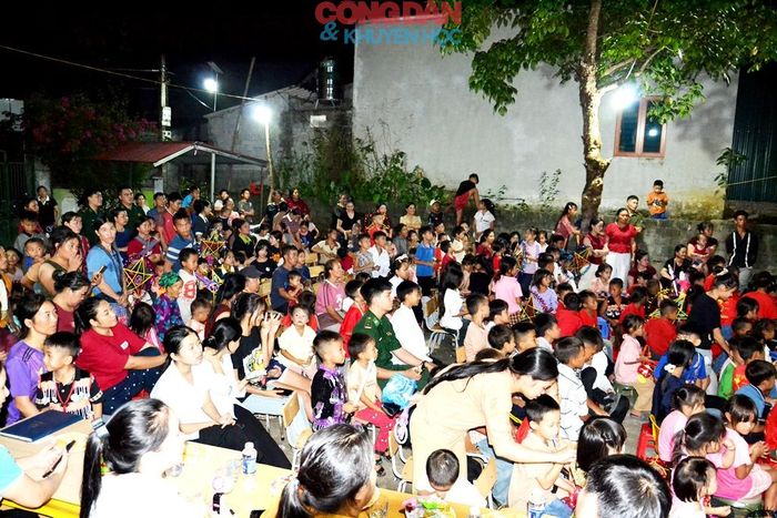 Đông vui "Đêm hội trăng rằm". Ảnh: Quốc Hồng
