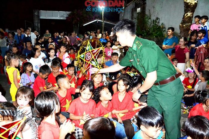 Vui cùng ông sao đón trăng rằm tỏa sáng biên cương. Ảnh: Quốc Hồng