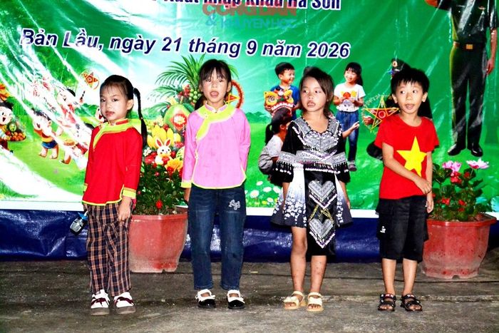 Vui múa hát tại đêm hội "Biên cương - Đêm hội trăng rằm", do Đồn biên phòng Bản Lầu tổ chức. Ảnh: Quốc Hồng