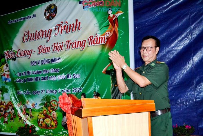 Trung tá, Chính trị viên Đồn Biên phòng Bản Lầu Nguyễn Văn Ước khẳng định chăm lo trẻ em là tình cảm, trách nhiệm cao quý của Bộ đội Biên phòng và toàn xã hội. Ảnh: Quốc Hồng