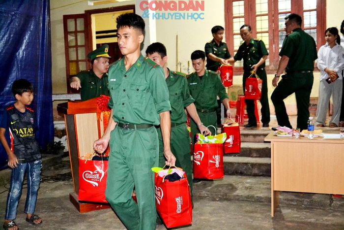 Chuẩn bị phá cỗ đón trăng rằm. Ảnh: Quốc Hồng