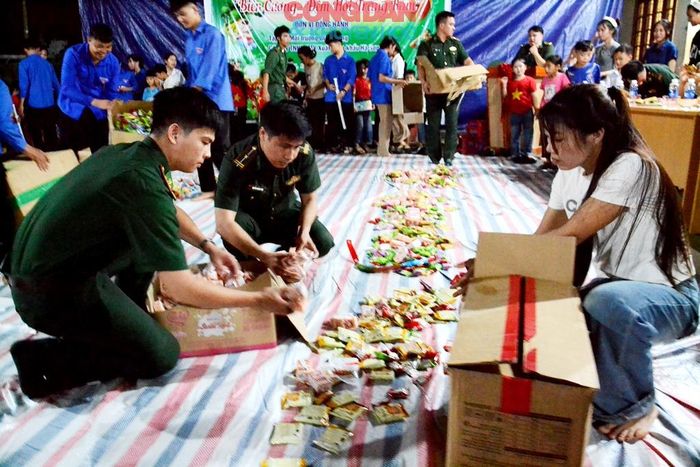 Vui Trung thu với bánh kẹo và đồ chơi vui nhộn. Ảnh: Quốc Hồng