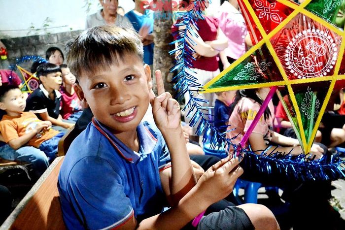 Nụ cười trẻ em vùng cao biên giới Bản Lầu vui đón Trung thu sớm. Ảnh: Quốc Hồng