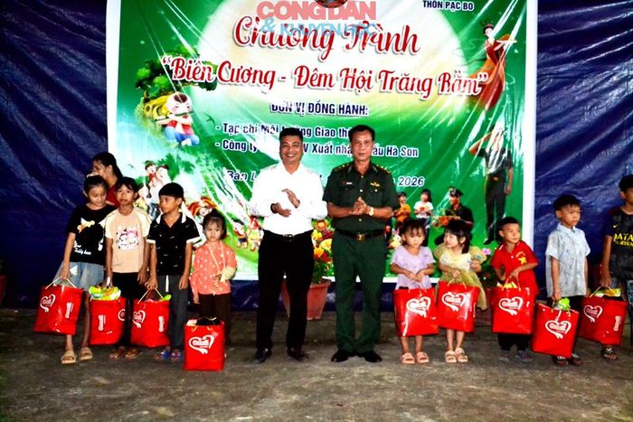 Lãnh  đạo Đồn Biên phòng Bản lầu và đại diện Tạp chí Môi trường - Giao thông trao tặng quà cho học sinh nghèo vượt khó học giỏi. Ảnh: Quốc Hồng
