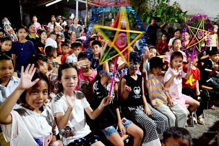 Trẻ em vùng biên giới Bản Lầu (Lào Cai) vui đón Tết Trung thu sớm. Ảnh: Quốc Hồng