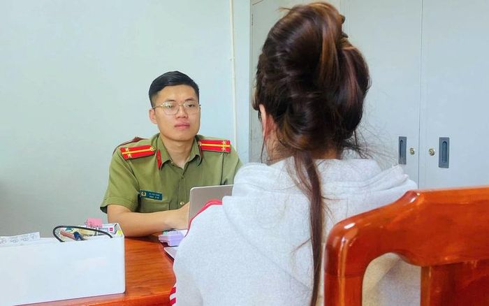 Công an phường Phượng Sơn (tỉnh Bắc Ninh) làm việc với công dân D.T.H vì hành vi đăng tải hình ảnh có nội dung gây hiểu sai về tác giả và tác phẩm văn học. Ảnh: Công an phường Phượng Sơn