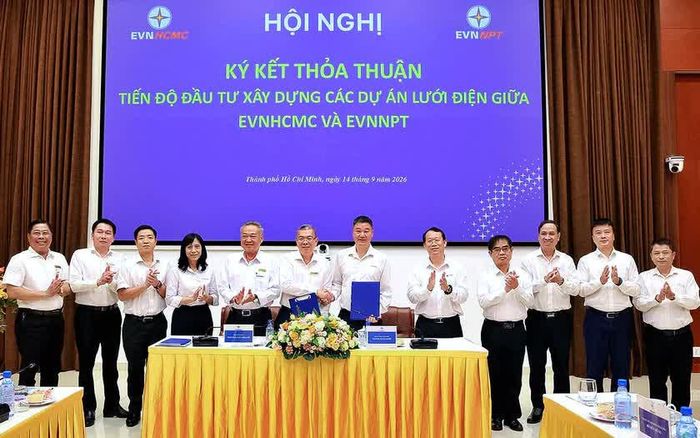 Tổng giám đốc EVNHCMC Nguyễn Văn Thanh và Quyền Tổng giám đốc EVNNPT Hoàng Xuân Khôi ký thỏa thuận phối hợp tiến độ đầu tư xây dựng các dự án đồng bộ giữa lưới điện truyền tải và phân phối tại Thành phố Hồ Chí Minh.
