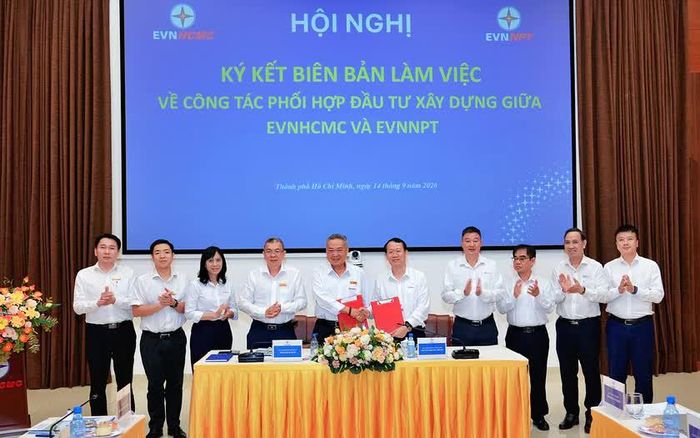 Chủ tịch HĐTV EVNHCMC Phạm Quốc Bảo và Chủ tịch HĐTV EVNNPT Nguyễn Quang Trung ký biên bản thỏa thuận công tác phối hợp đầu tư xây dựng giữa 2 Tổng công ty.