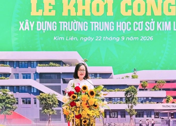 Chủ tịch UBND phường Kim Liên Lê Thị Kim Huệ phát biểu tại buổi lễ.