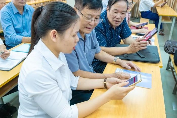 Các tình nguyện viên tích cực hướng dẫn thao tác thực hiện phần mềm cho các cán bộ hội cơ sở.