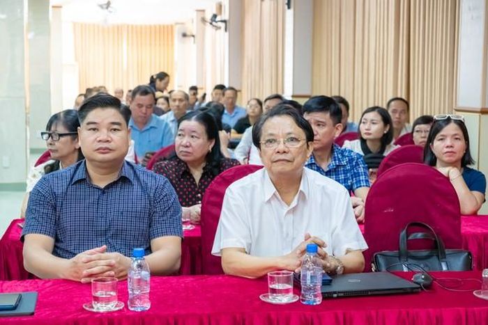 Các đại biểu được nghe hướng dẫn đánh giá mô hình học tập và sử dụng phần mềm "Công dân học tập".