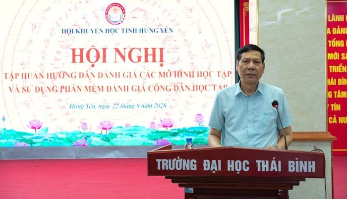 Ủy viên Ban Thường vụ Hội Khuyến học Việt Nam, Chủ tịch Hội Khuyến học tỉnh Hưng Yên Vũ Mạnh Hiền quán triệt tại hội nghị tập huấn.