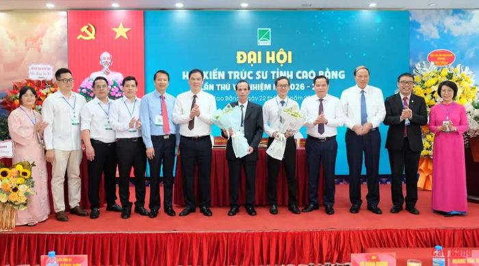 Lãnh đạo tỉnh tặng hoa chúc mừng Ban Chấp hành Hội Kiến trúc sư tỉnh khóa VI, nhiệm kỳ 2026 - 2031.