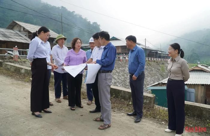 Đoàn công tác kiểm tra tiến độ công trình bố trí dân cư vùng thiên tai cấp bách tại khu Đông Hẩu, xóm Đon Sài, xã Bảo Lâm.