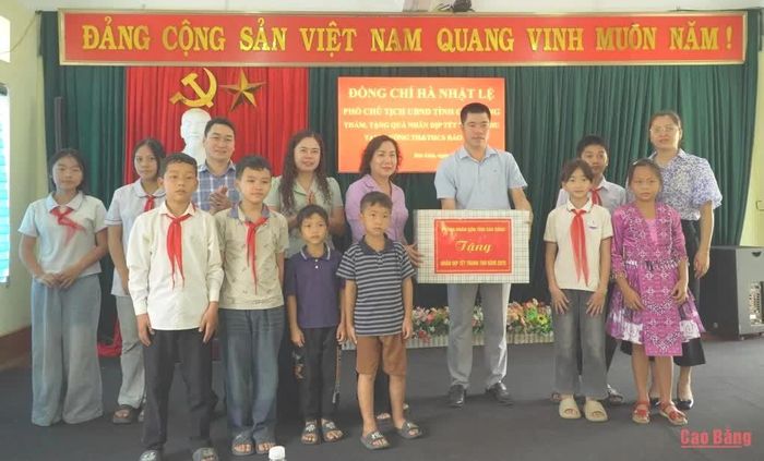 Phó Chủ tịch UBND tỉnh Hà Nhật Lệ tặng quà học sinh Trường Tiểu học và THCS Bảo Lâm.