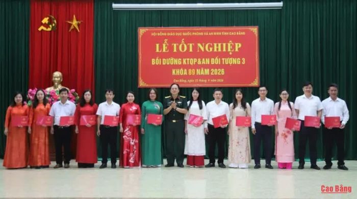 Ban Tổ chức trao giấy chứng nhận hoàn thành khóa học cho các học viên.