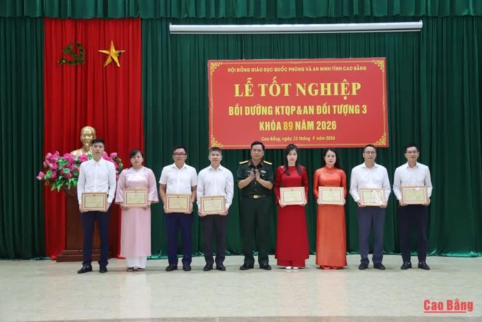 Ban Tổ chức trao giấy khen cho các học viên có thành tích xuất sắc tiêu biểu.