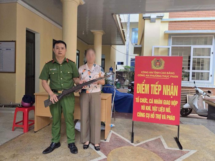 Công an phường Thục Phán vận động người dân giao nộp và tiến hành thu hồi súng.