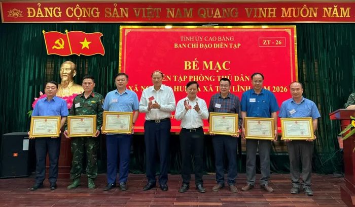 UBND tỉnh tặng bằng khen tập thể, cá nhân có thành tích xuất sắc trong diễn tập phòng thủ dân sự xã Nguyễn Huệ, xã Trà Lĩnh năm 2026.
