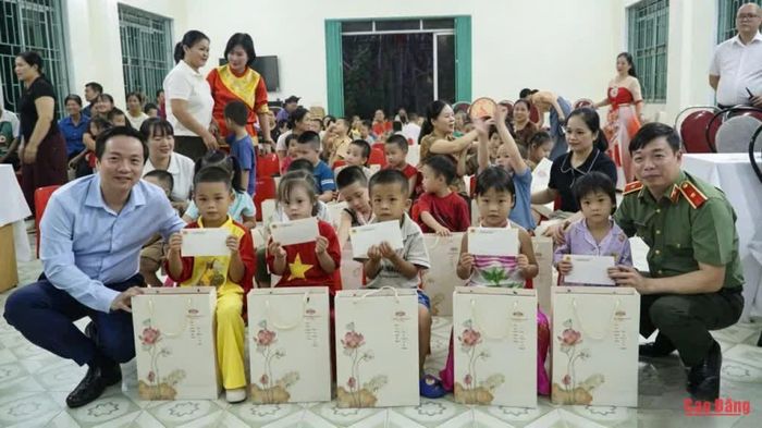 Chủ tịch UBND tỉnh Lê Hải Hòa và đoàn công tác trao quà Tết Trung thu cho trẻ em tại Cơ sở Giáo dục trẻ khuyết tật.