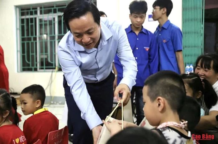 Chủ tịch UBND tỉnh Lê Hải Hòa tặng quà cho trẻ em tại chương trình.