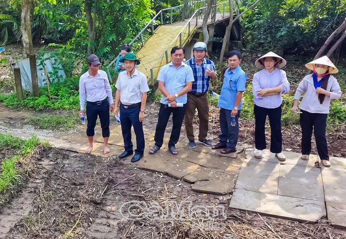 Đồng chí Trần Anh Thi (thứ hai từ trái sang), Bí thư Đảng uỷ xã Vĩnh Lợi, cùng các phòng, Uỷ ban MTTQ Việt Nam xã Vĩnh Lợi khảo sát tuyến đường phát triển du lịch của địa phương.