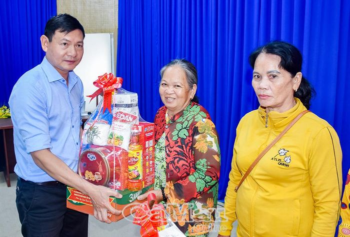 Ông Hứa Sít, Chủ tịch UBND xã Vĩnh Lợi, tặng quà gia đình hoàn cảnh khó khăn.