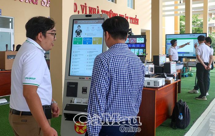 Các doanh nghiệp trong và ngoài tỉnh giới thiệu sản phẩm công nghệ bên lề hội thảo.