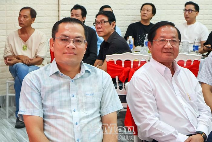 Phó Chủ tịch Thường trực Uỷ ban MTTQ Việt Nam tỉnh Cà Mau Lê Thanh Triều (bên phải) và Phó Chủ tịch UBND tỉnh Ngô Vũ Thăng tham dự lễ kỷ niệm Ngày Sân khấu Việt Nam.