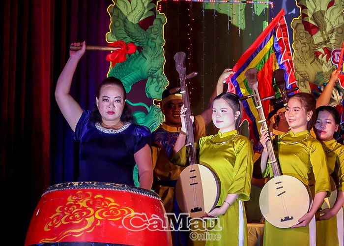 NSƯT Nguyễn Lịch Sử, Trưởng Đoàn Cải lương Hương Tràm, đánh ba hồi trống trước lễ dâng hương.