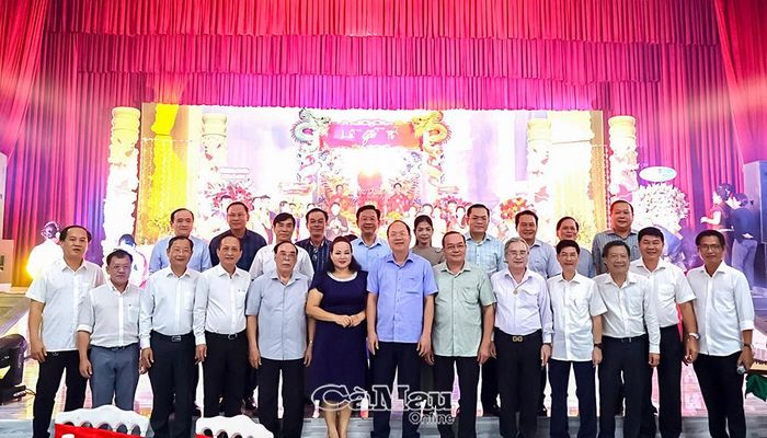 Các đồng chí lãnh đạo tỉnh, nguyên lãnh đạo tỉnh chụp ảnh kỷ niệm cùng các nghệ sĩ Đoàn Cải lương Hương Tràm.