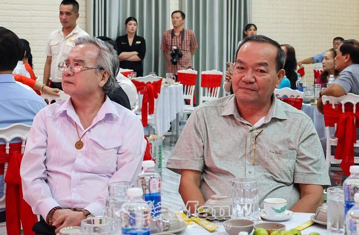  Nguyên Phó Bí thư Thường trực Tỉnh uỷ Cà Mau Phạm Bạch Đằng (bên phải) tham dự lễ kỷ niệm Ngày Sân khấu Việt Nam.