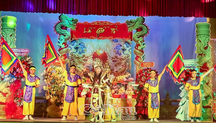 Tiết mục "Ơn Tổ - Tình nghề - Sáng mãi niềm tin" do các nghệ sĩ Đoàn Cải lương Hương Tràm biểu diễn trong lễ kỷ niệm.