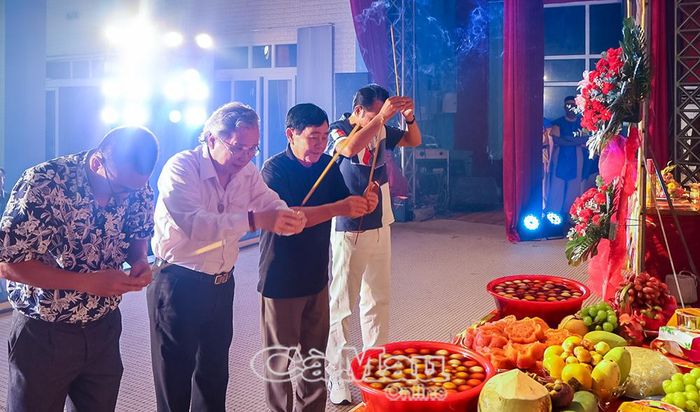 Các thế hệ nghệ sĩ, nguyên lãnh đạo Đoàn Cải lương Hương Tràm thành kính dâng hương lên bàn thờ Tổ.