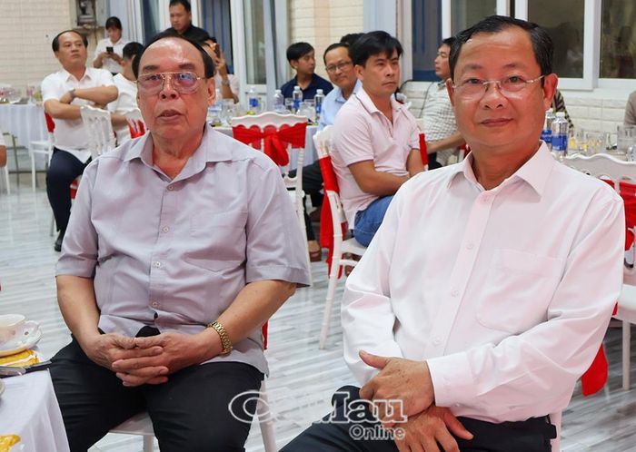  Nguyên Phó Bí thư Tỉnh uỷ, nguyên Chủ tịch UBND tỉnh Phạm Thạnh Trị (bên trái) và Giám đốc Sở Văn hoá, Thể thao và Du lịch Nguyễn Quốc Thanh tham dự lễ kỷ niệm Ngày Sân khấu Việt Nam.