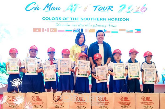 50 phần quà được trao tặng, tổng trị giá 75 triệu đồng, nhằm động viên các em nhỏ tiếp tục nuôi dưỡng ước mơ.