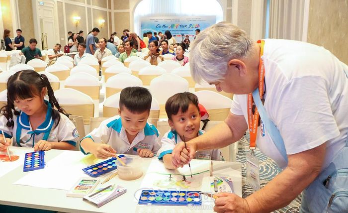 Các em nhỏ thể hiện ước mơ bằng màu sắc và trí tưởng tượng.
