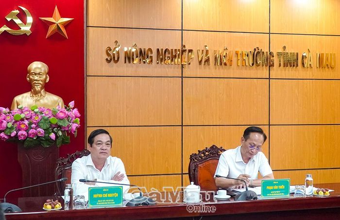 Phó Bí thư Tỉnh uỷ, Chủ tịch HĐND tỉnh Phạm Văn Thiều (bên phải) và Phó Chủ tịch UBND tỉnh Huỳnh Chí Nguyện đồng chủ trì buổi làm việc.