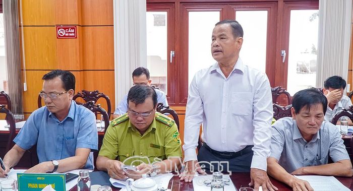 Phó Giám đốc phụ trách Ban Quản lý rừng phòng hộ Đất Mũi Triệu Thanh Liêm phát biểu ý kiến tại buổi làm việc.