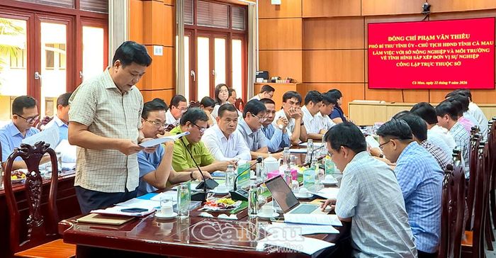 Đồng chí Huỳnh Thanh Dũng, Phó Bí thư Đảng uỷ, Phó Giám đốc Sở Nông nghiệp và Môi trường, báo cáo tình hình sắp xếp các đơn vị sự nghiệp công lập thuộc Sở.