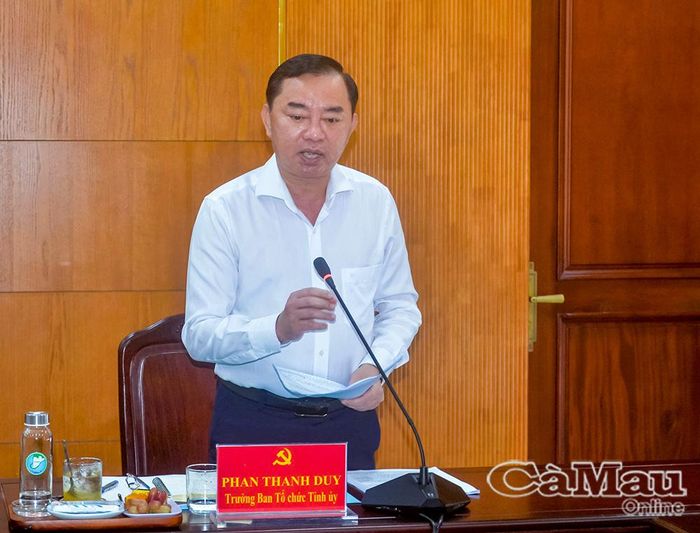 Đồng chí Phan Thanh Duy, Uỷ viên Ban Thường vụ Tỉnh uỷ, Trưởng ban Tổ chức Tỉnh uỷ, Tổ trưởng Tổ công tác 932, báo cáo kết quả rà soát tổ chức, bộ máy của hệ thống chính trị cấp xã.