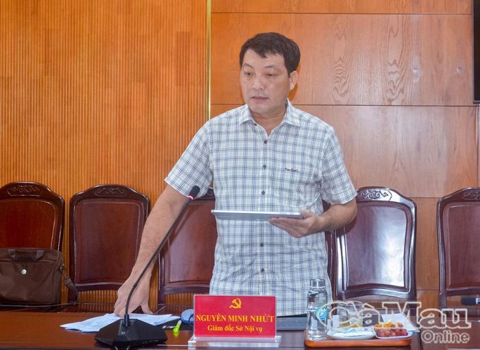 Đồng chí Nguyễn Minh Nhứt, Giám đốc Sở Nội vụ, Tổ phó Tổ công tác 932, báo cáo về những hạn chế và đề xuất giải pháp tăng hiệu quả công tác tham mưu kiện toàn tổ chức bộ máy, đội ngũ cán bộ.