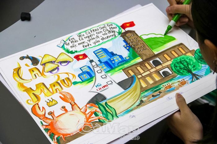 Học sinh một số trường học trong tỉnh tham gia các hoạt động vẽ tranh với chủ đề “Cà Mau quê em”, qua đó thể hiện tình yêu quê hương bằng những nét vẽ hồn nhiên, sáng tạo. Ảnh: HỮU THỌ.